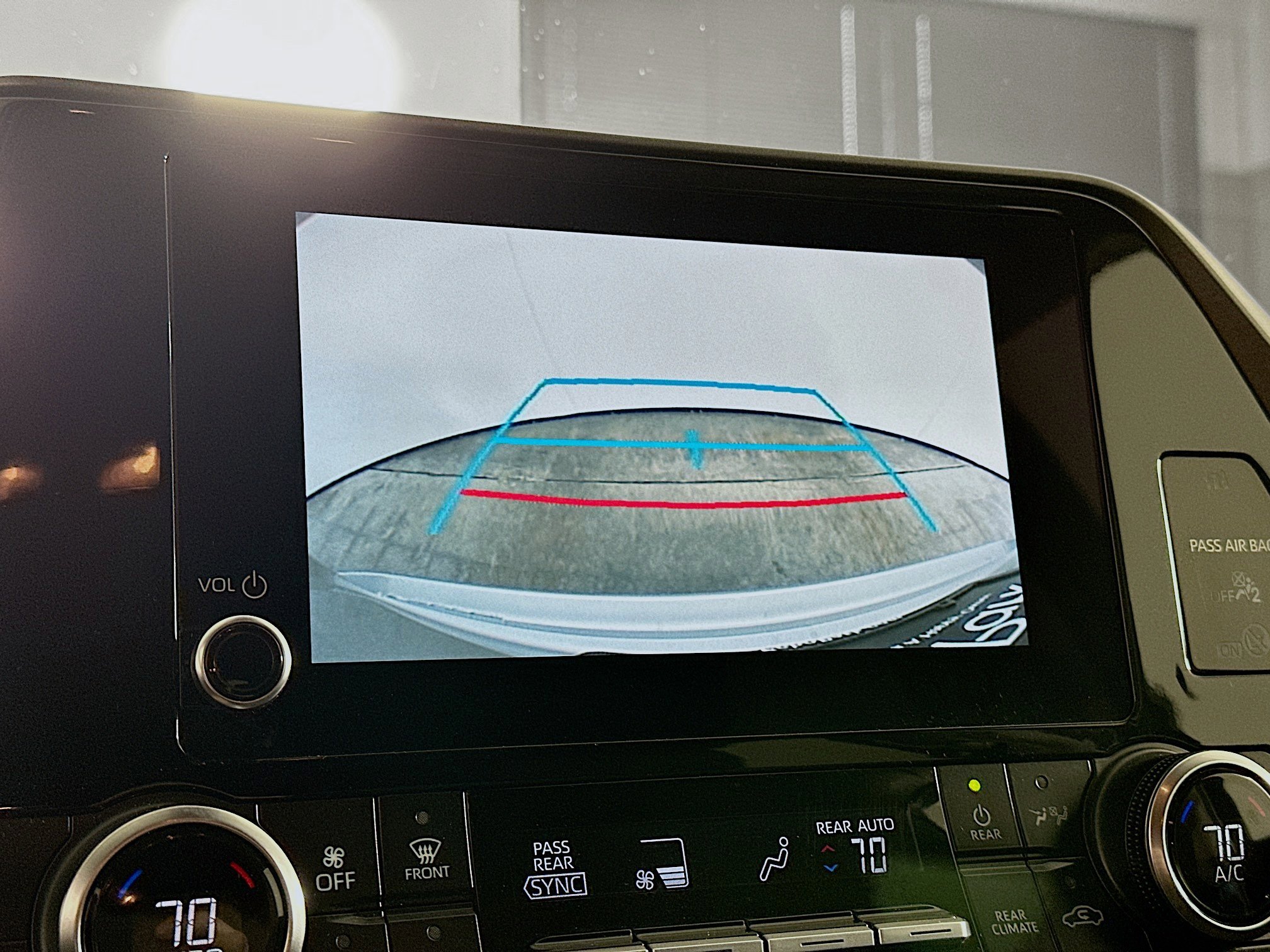 Used 2025 Toyota Highlander LE FWD image 23