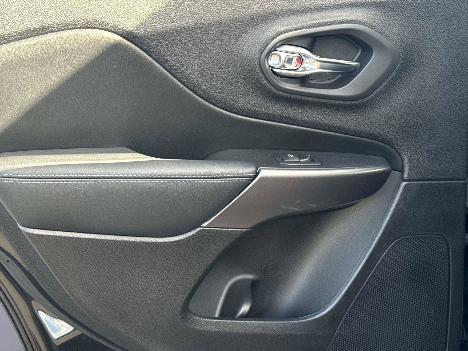 Used 2020 Jeep Cherokee Latitude w/ Cold Weather Group image 12