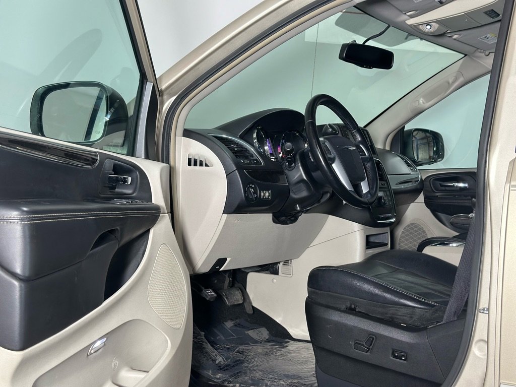 Used 2014 Chrysler Town & Country Touring image 10