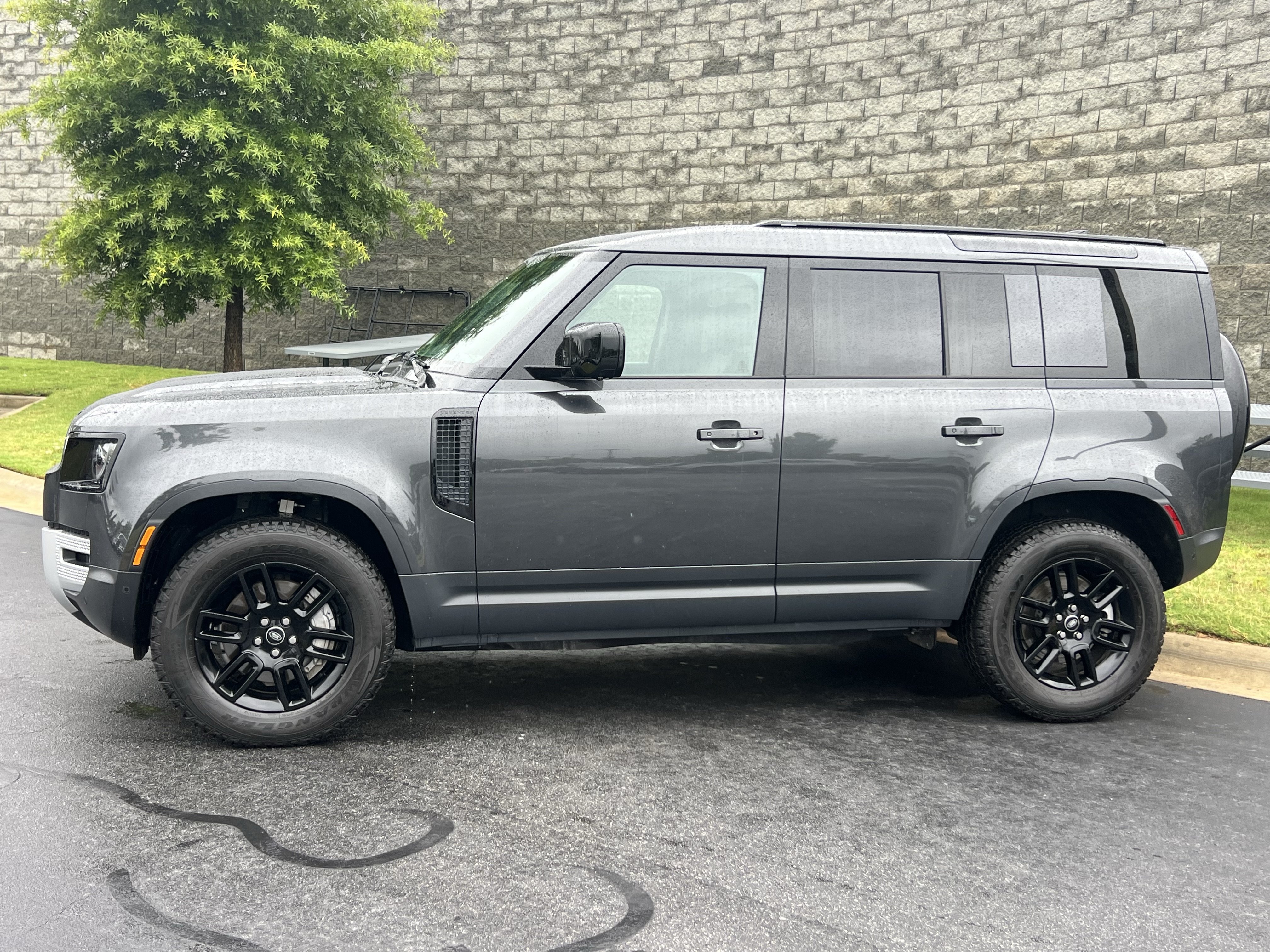 Used 2025 Land Rover Defender 110 S AWD/4WD image 4