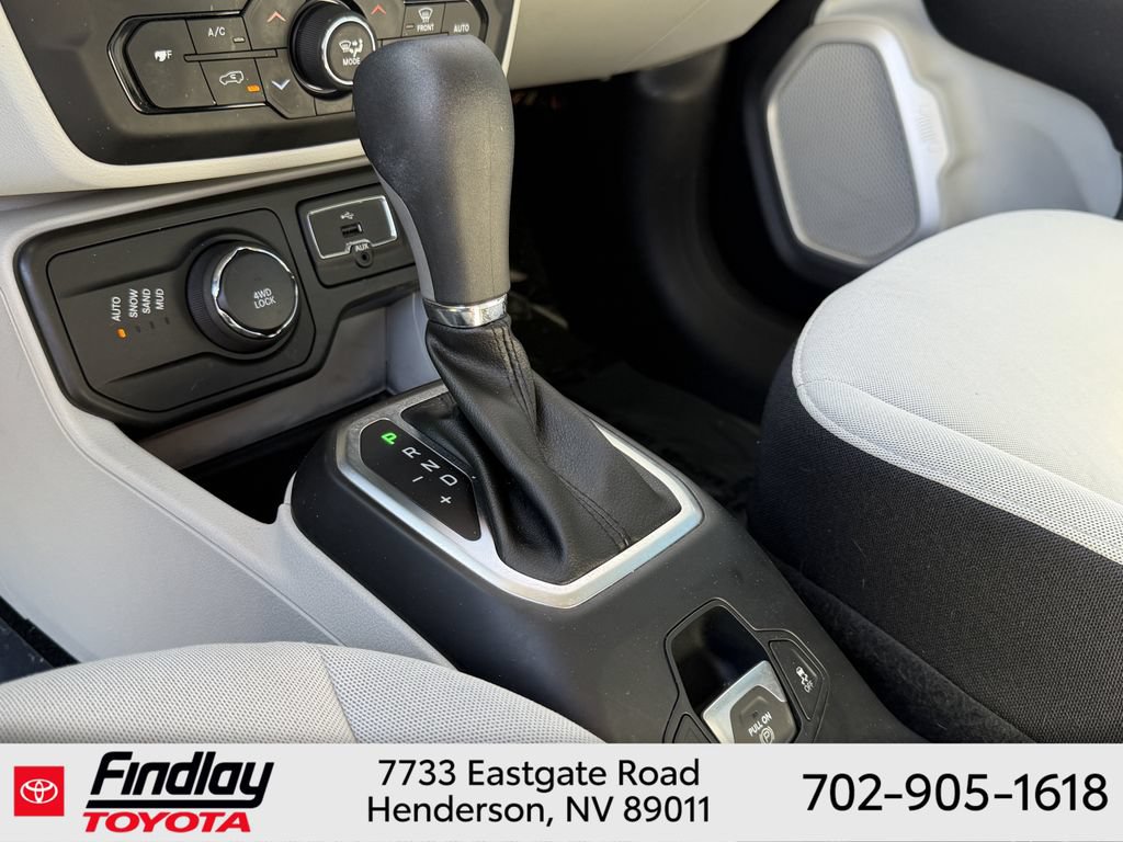 Used 2018 Jeep Renegade Latitude AWD/4WD image 9