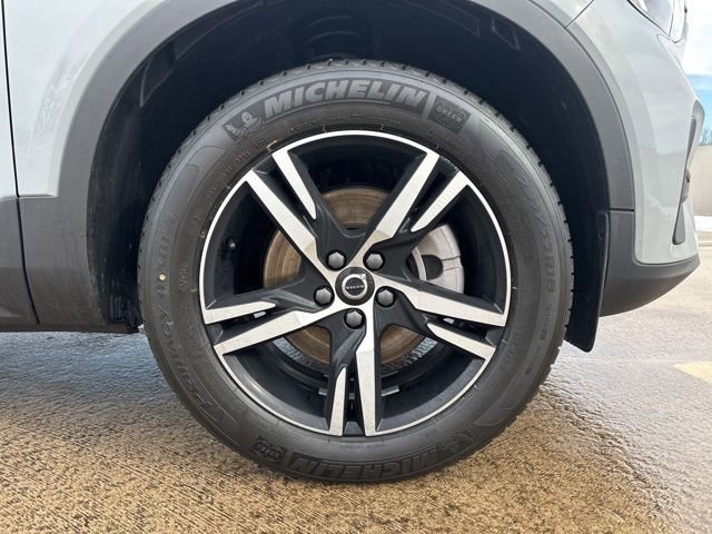 Certified 2025 Volvo XC40 B5 Core image 9