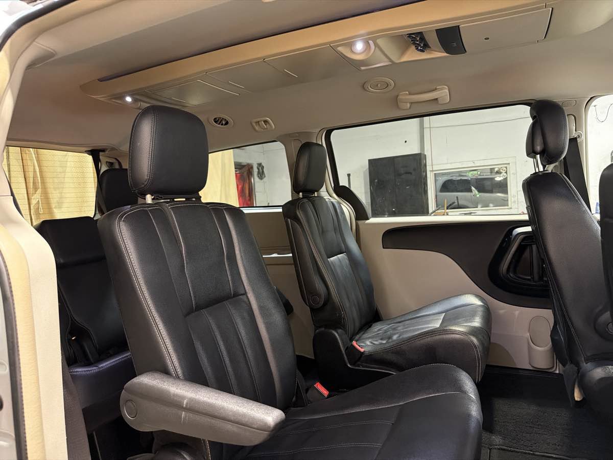Used 2014 Chrysler Town & Country Touring FWD image 26