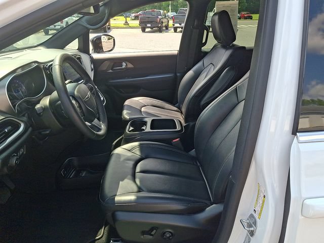Used 2025 Chrysler Pacifica Select FWD image 13