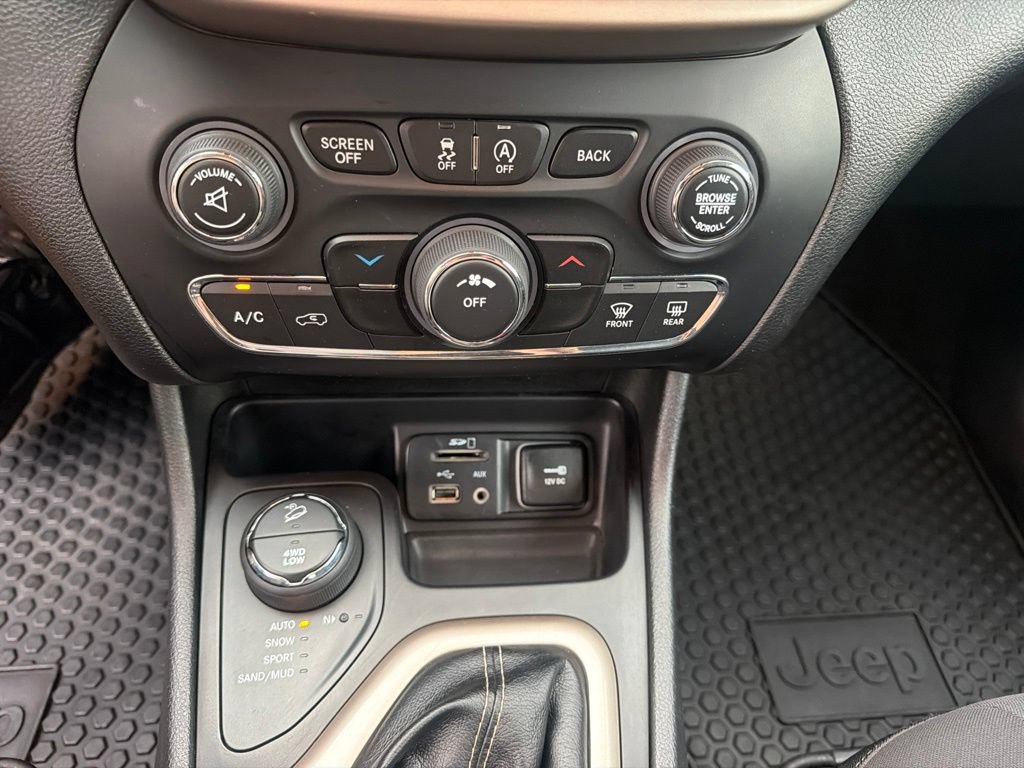 Used 2017 Jeep Cherokee Latitude w/ Cold Weather Group AWD/4WD image 34