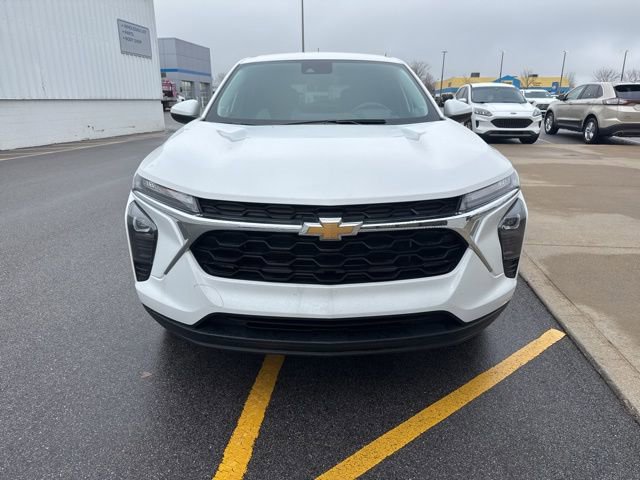 Used 2024 Chevrolet Trax LS w/ LS Convenience Package FWD image 2