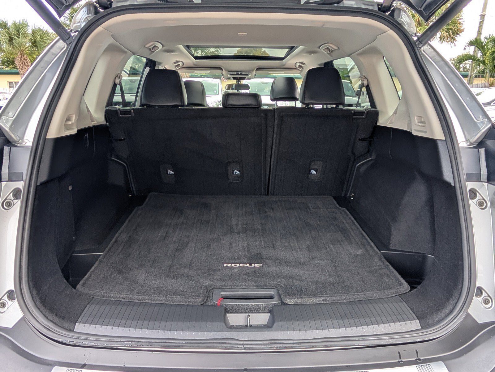 Used 2022 Nissan Rogue SV w/ SV Premium Package image 10