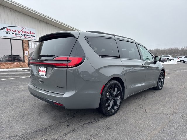 Used 2025 Chrysler Pacifica Limited image 8