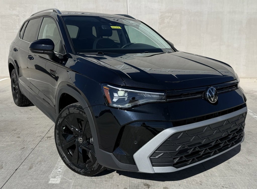 Used 2025 Volkswagen Taos SE image 1