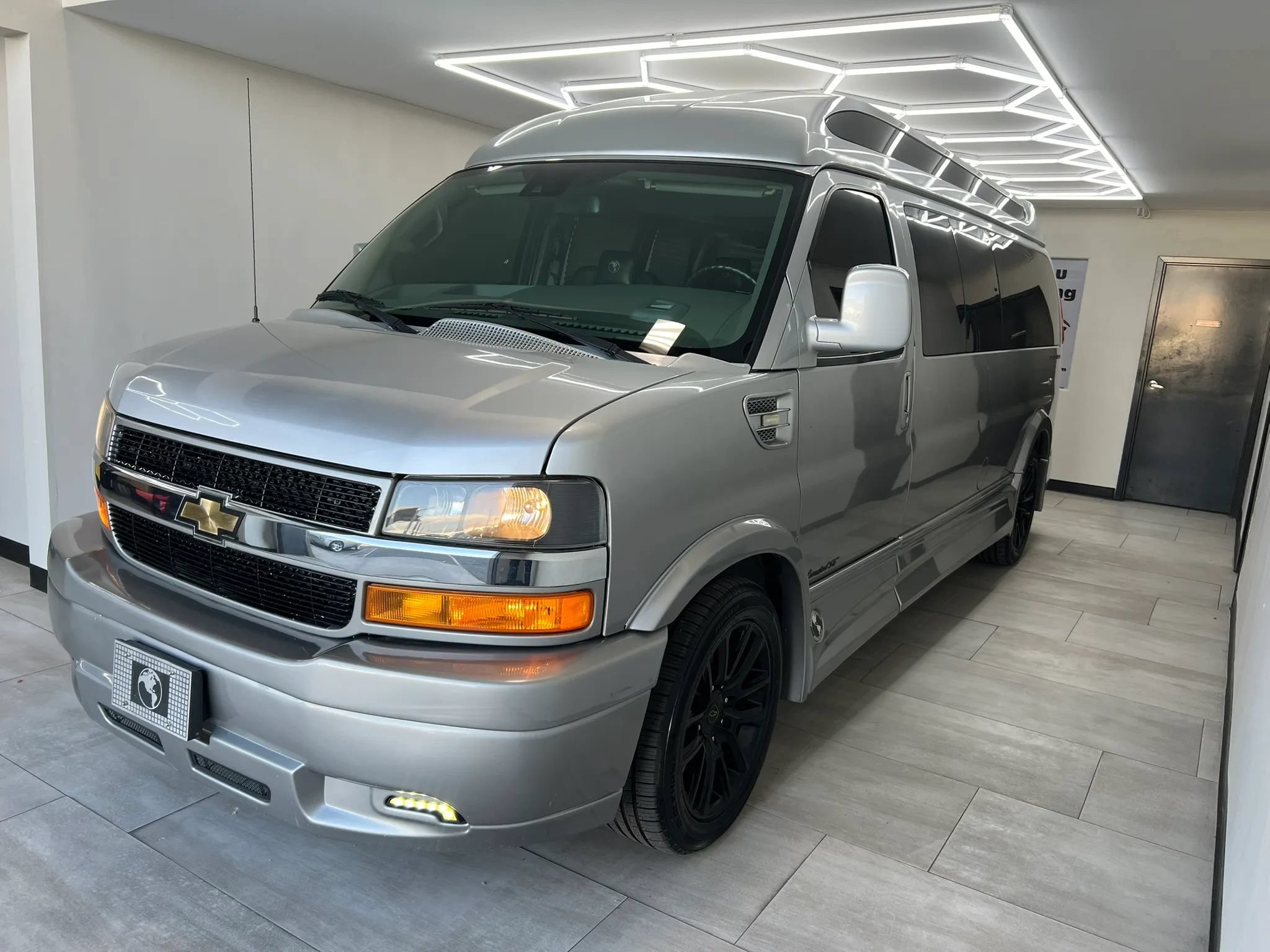 Used 2021 Chevrolet Express 3500 LS w/ Chrome Appearance Package RWD image 1