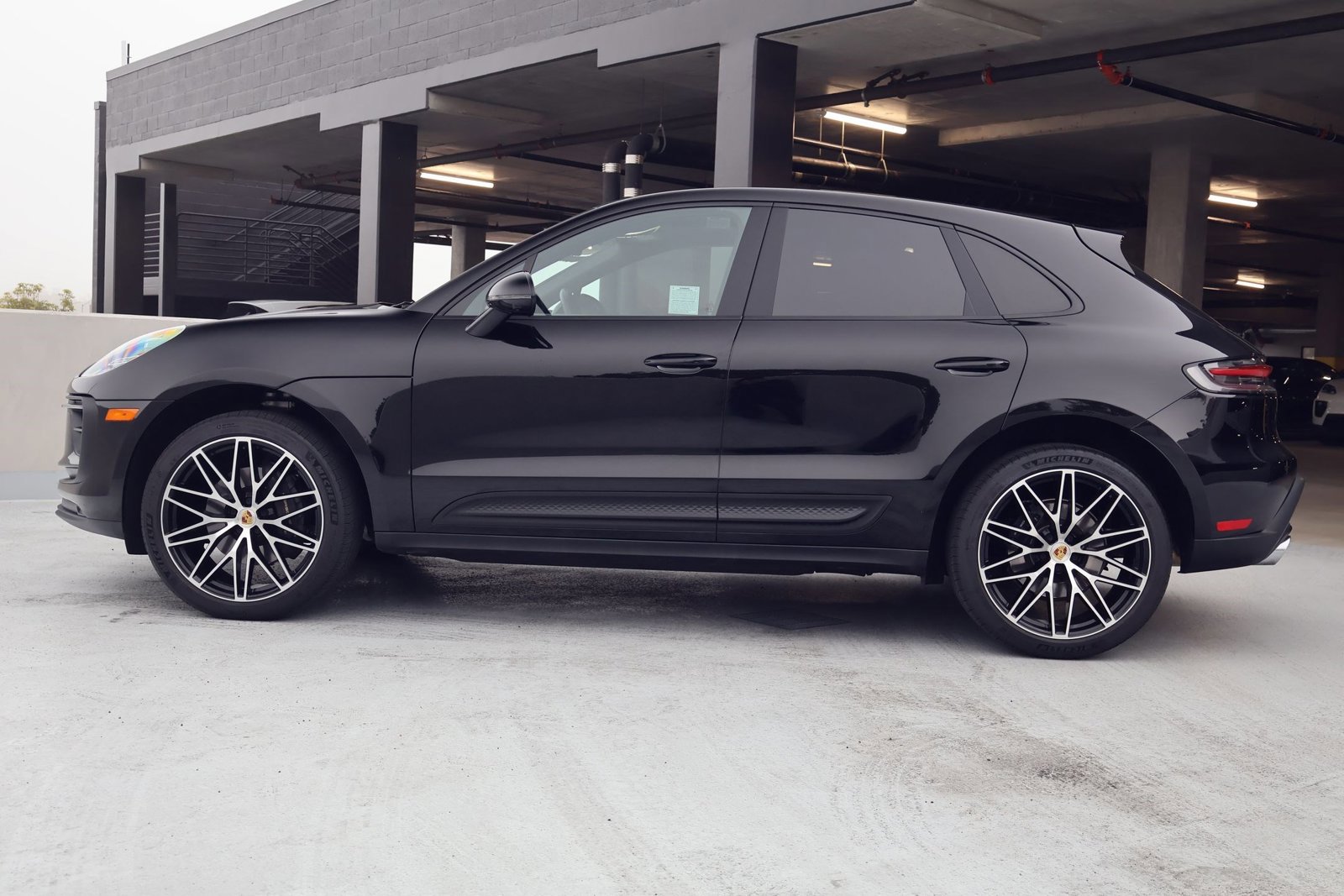 Certified 2025 Porsche Macan image 2