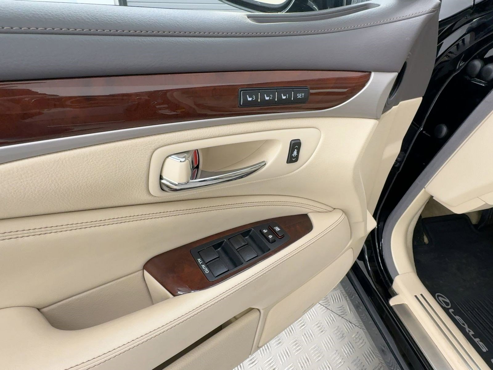 Used 2015 Lexus LS 460 w/ Comfort Package image 12