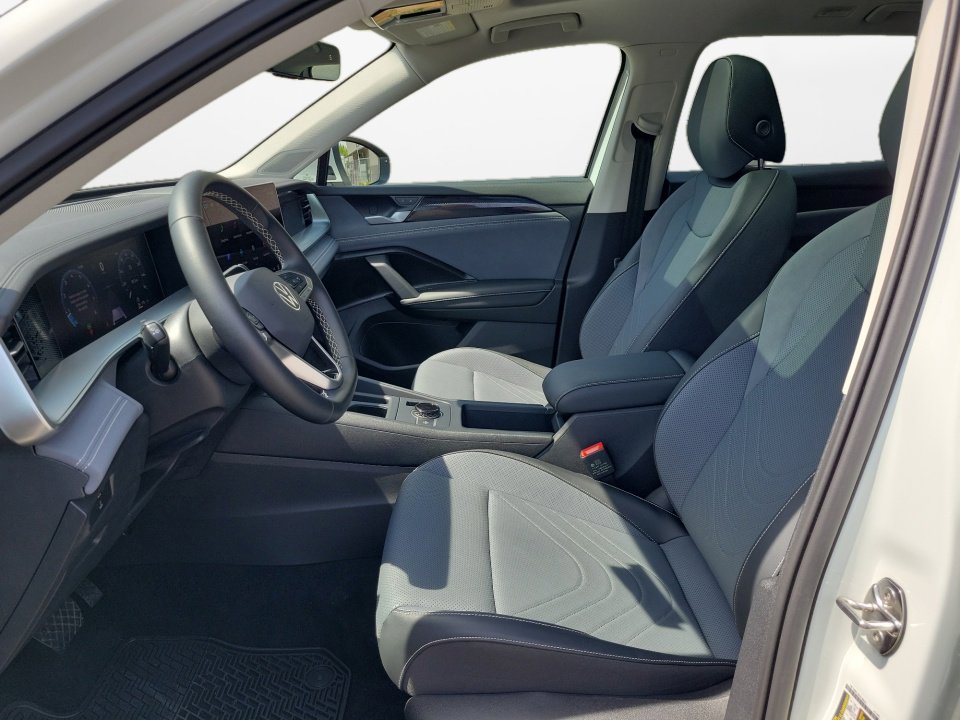 Certified 2025 Volkswagen Tiguan SE w/ Panoramic Sunroof Package image 11