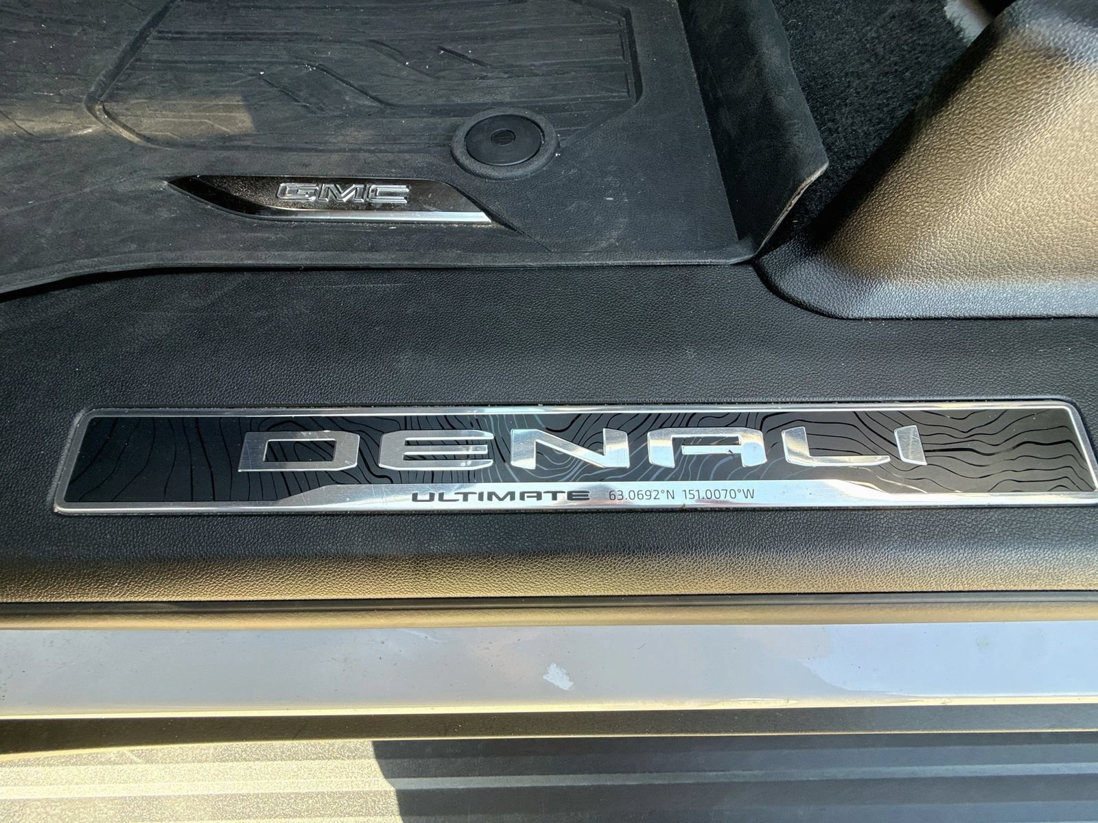 Used 2025 GMC Yukon Denali Ultimate AWD/4WD image 15