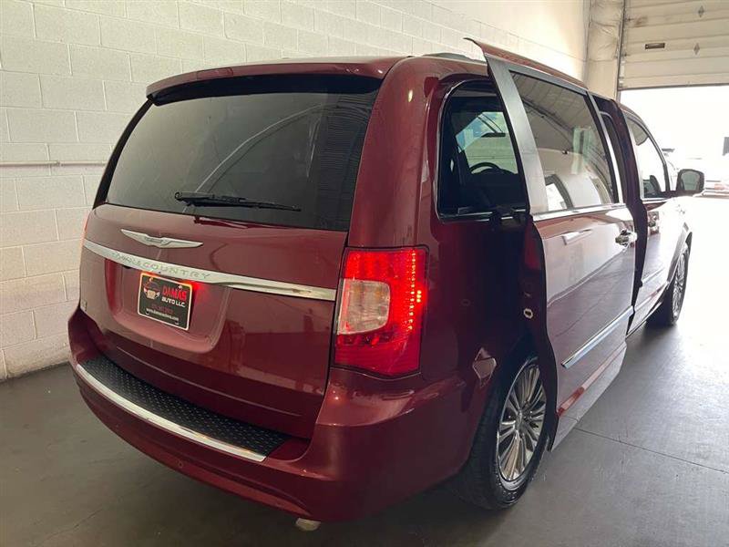 Used 2015 Chrysler Town & Country Touring-L w/ Driver Convenience Group FWD image 19