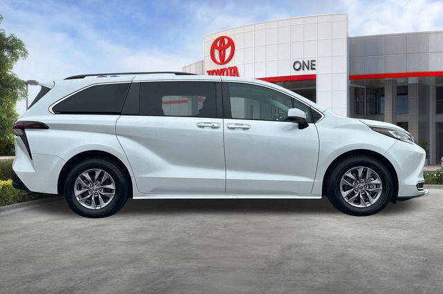 Certified 2023 Toyota Sienna XLE image 3