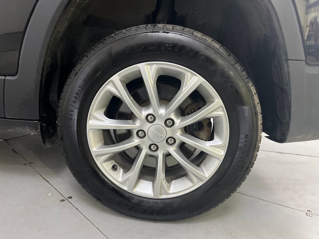 Used 2019 Jeep Cherokee Latitude w/ Popular Appearance Group image 16