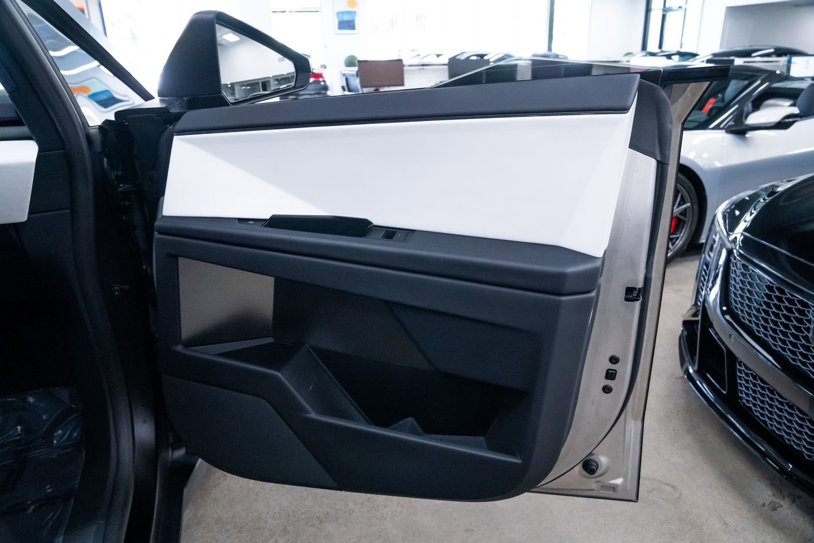 Used 2024 Tesla Cybertruck AWD Crew Cab image 22
