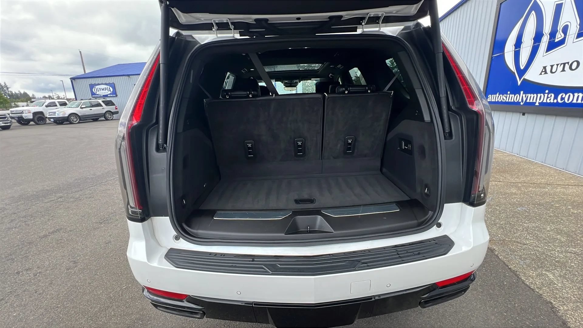 Used 2021 Cadillac Escalade Sport w/ Driver Assist Tech Package AWD/4WD image 14