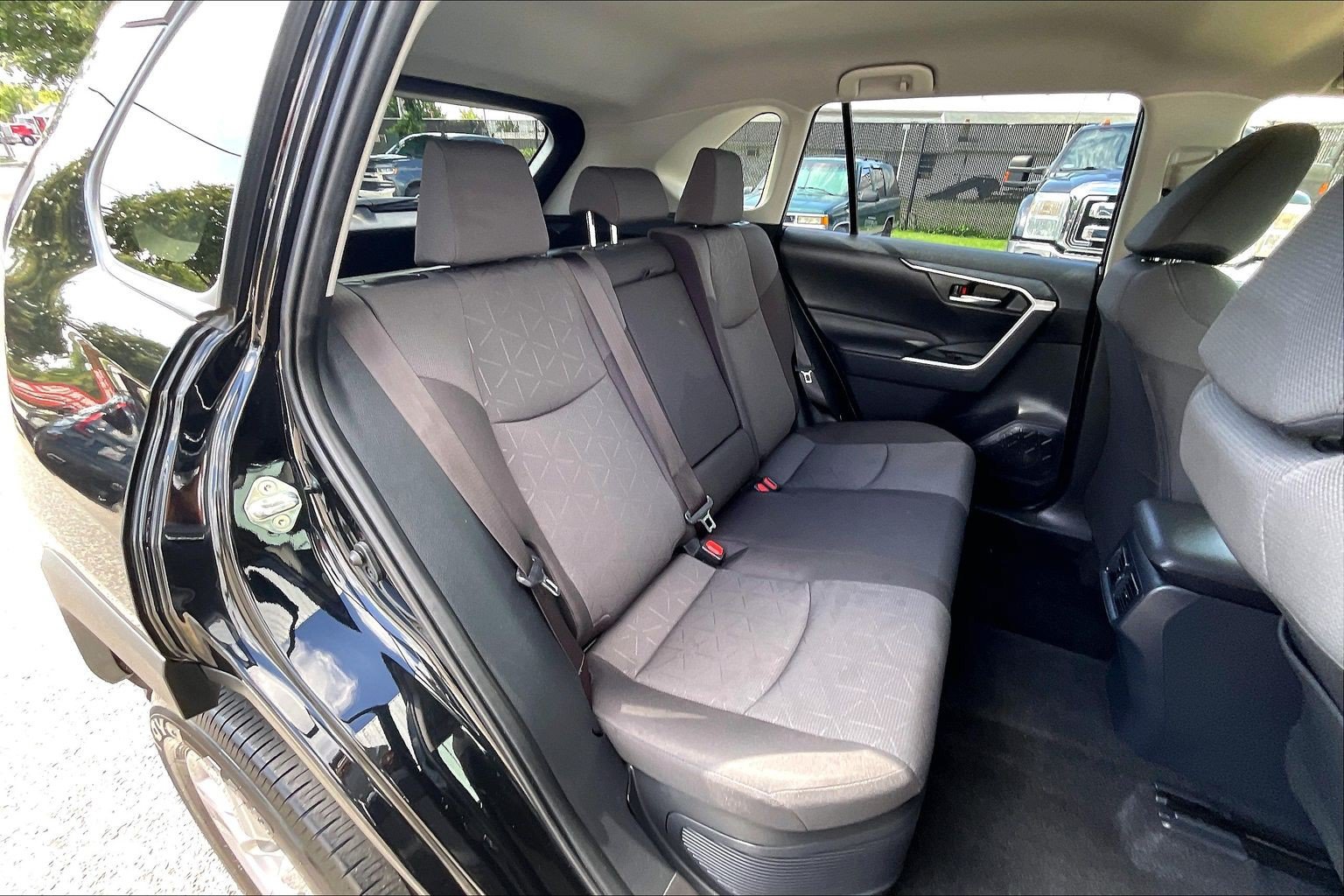 Used 2025 Toyota RAV4 XLE AWD/4WD image 31