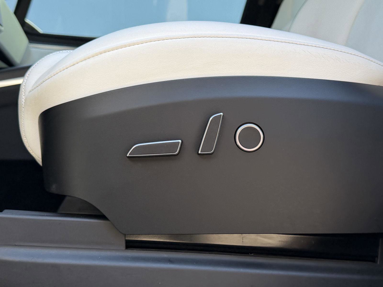 Used 2022 Tesla Model X Plaid image 33