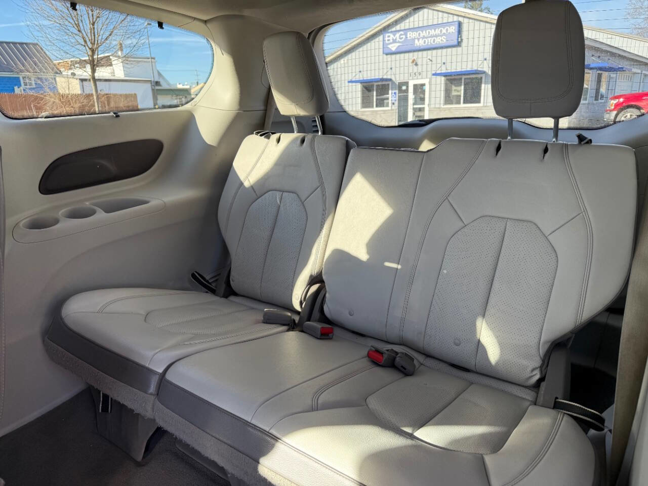 Used 2018 Chrysler Pacifica Touring-L image 28