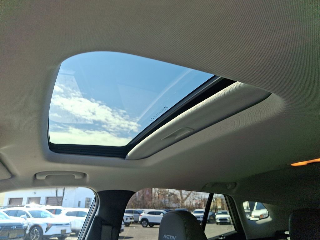 Used 2025 Chevrolet Trax ACTIV w/ Sunroof Package image 14