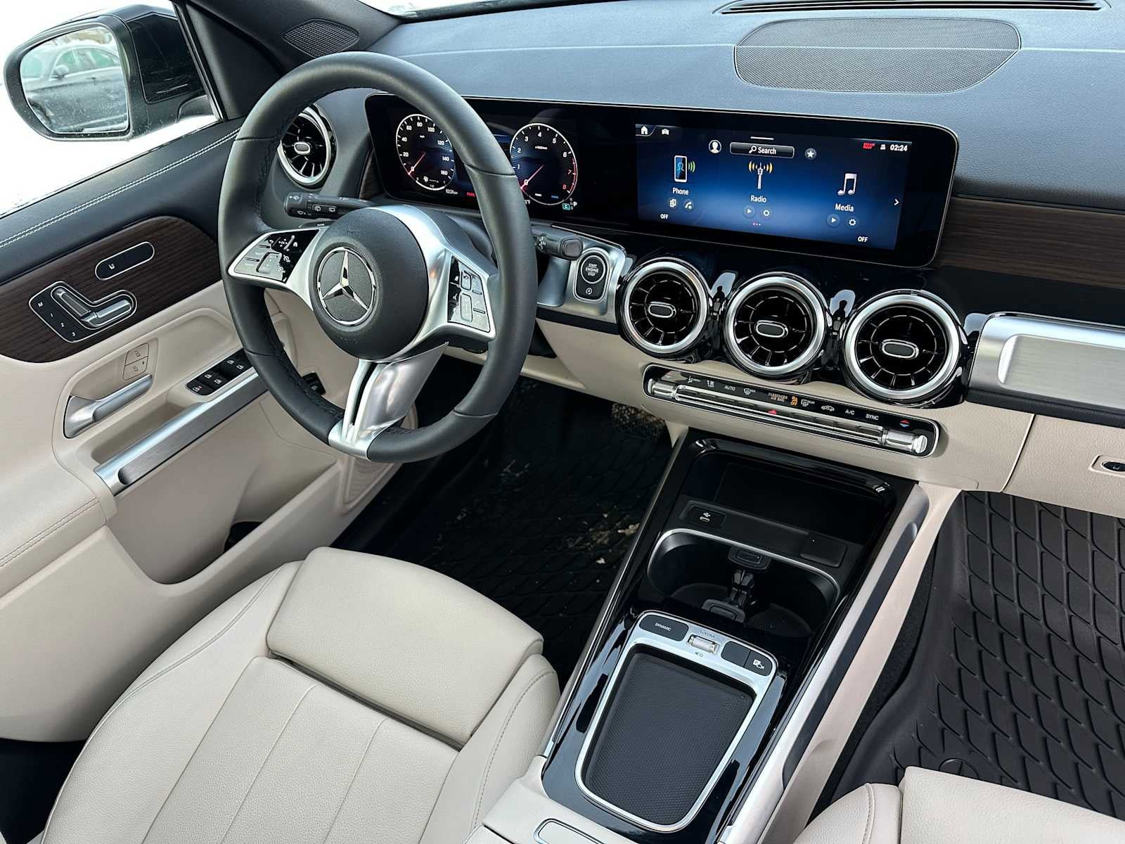 Used 2026 Mercedes-Benz GLB 250 4MATIC image 12