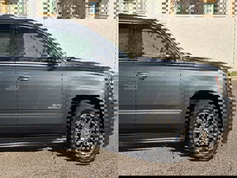 Used 2019 GMC Yukon XL Denali image 4