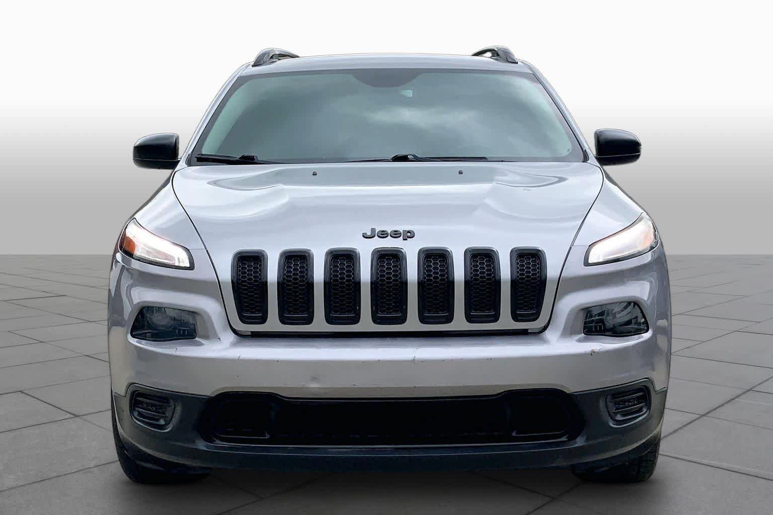 Used 2016 Jeep Cherokee Sport FWD image 4