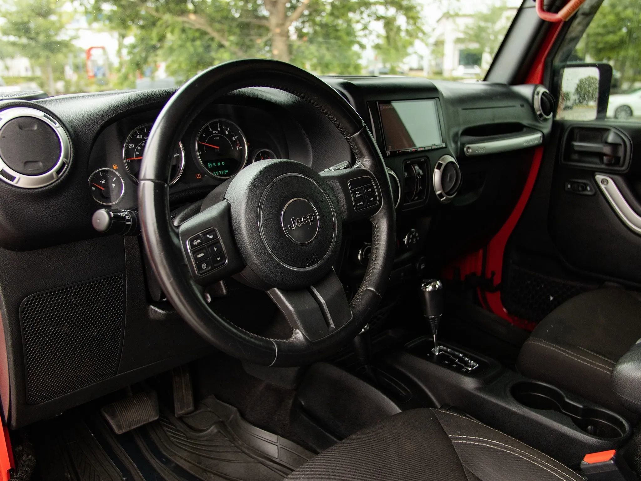 Used 2018 Jeep Wrangler Unlimited Sahara w/ Connectivity Group image 21