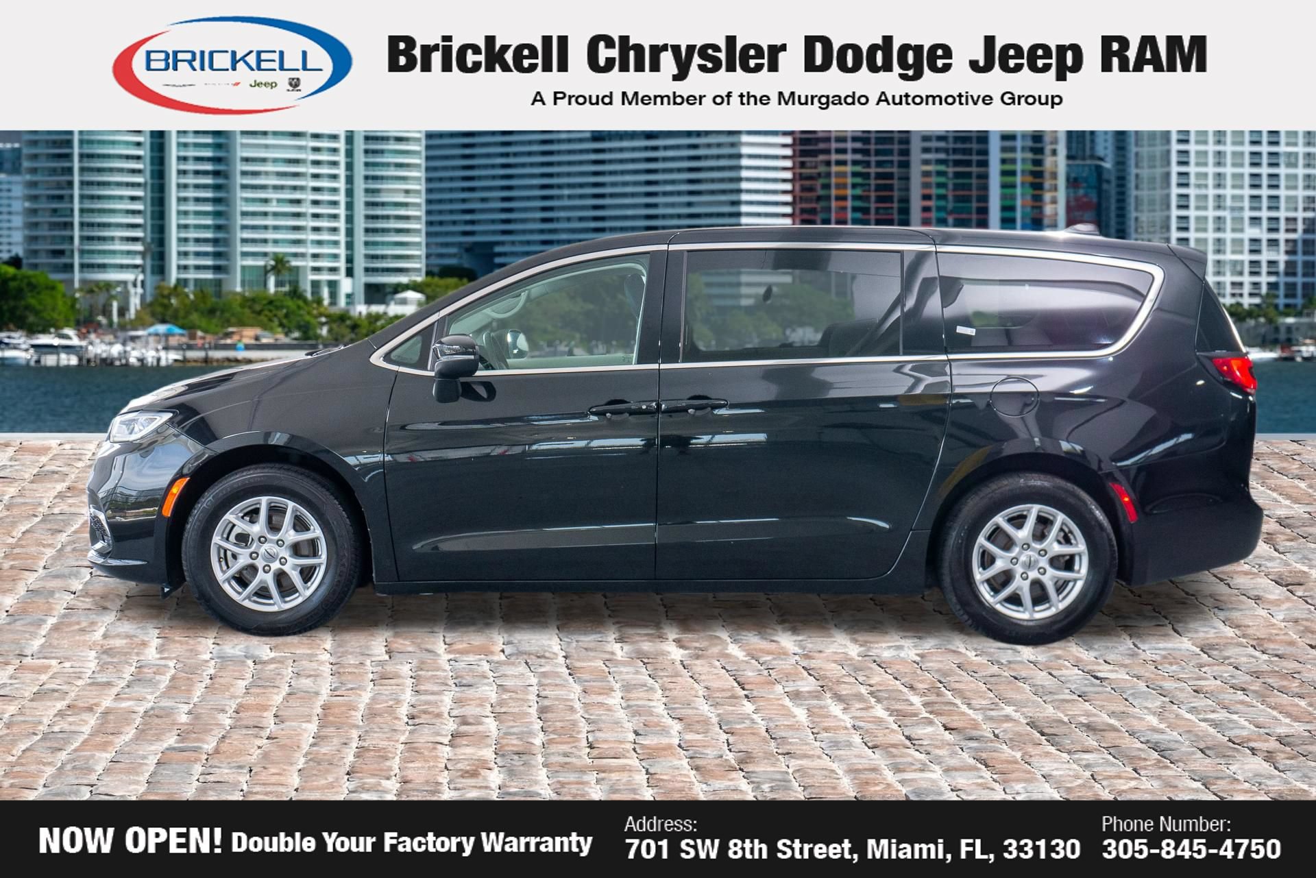 Used 2023 Chrysler Pacifica Touring-L FWD image 4
