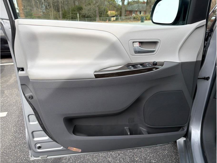 Used 2015 Toyota Sienna XLE Premium image 10