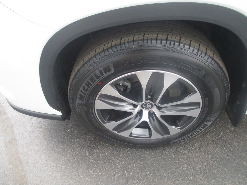 Used 2024 Toyota Highlander XLE AWD/4WD image 15