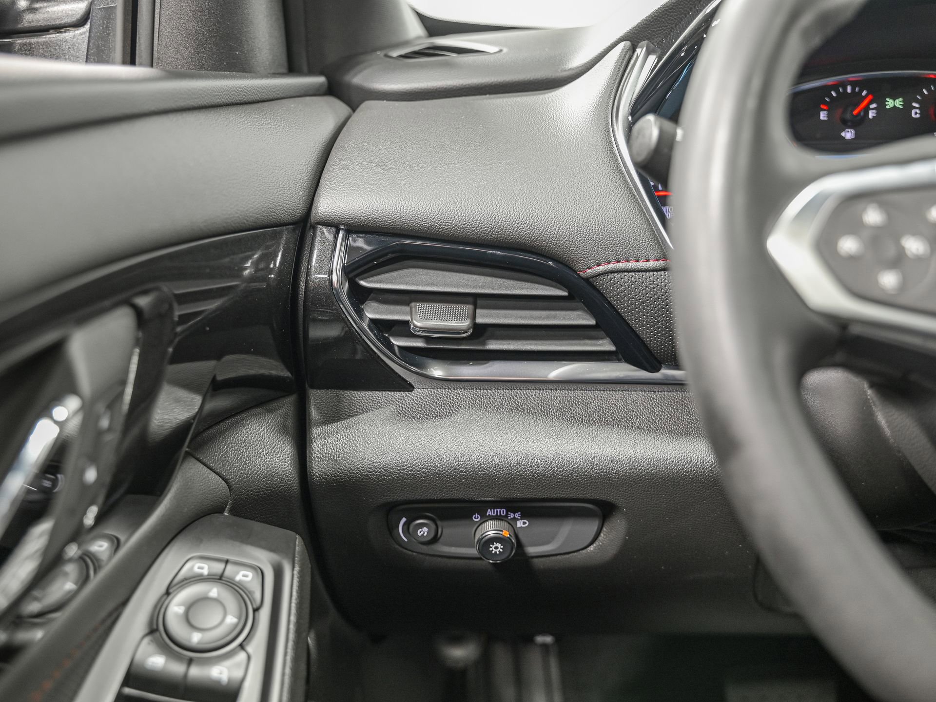 Used 2023 Chevrolet Traverse RS image 19