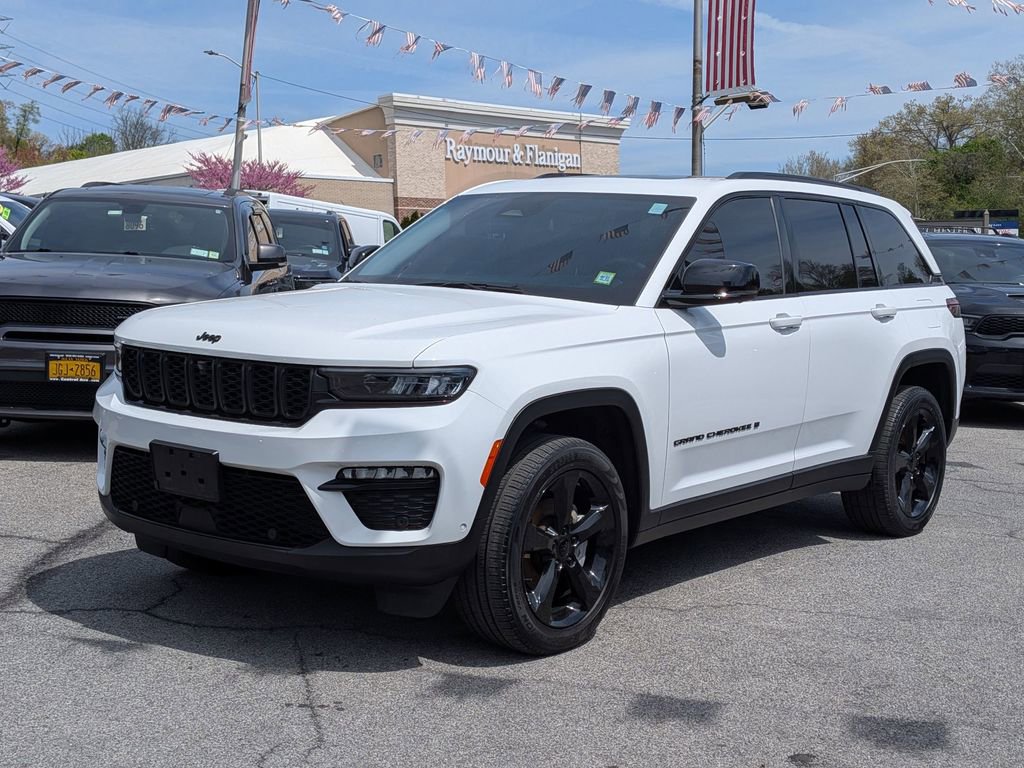 Used 2023 Jeep Grand Cherokee Limited w/ Luxury Tech Group II AWD/4WD image 2