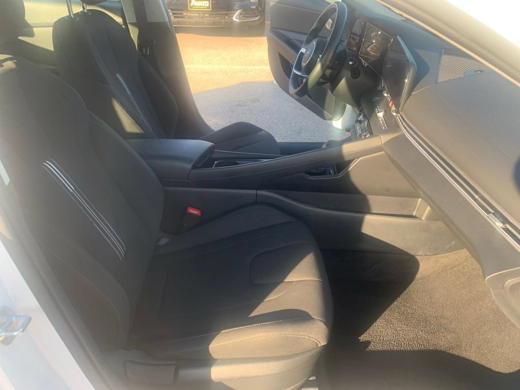 Certified 2025 Hyundai Elantra SEL FWD image 14