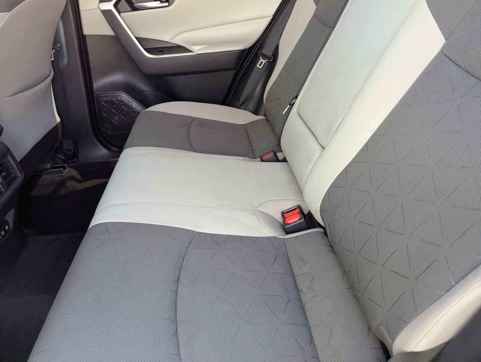 Used 2021 Toyota RAV4 XLE w/ Convenience Package image 16