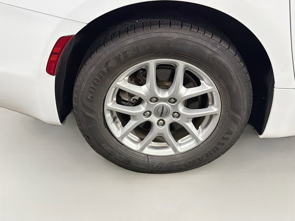 Used 2021 Chrysler Voyager LX image 34