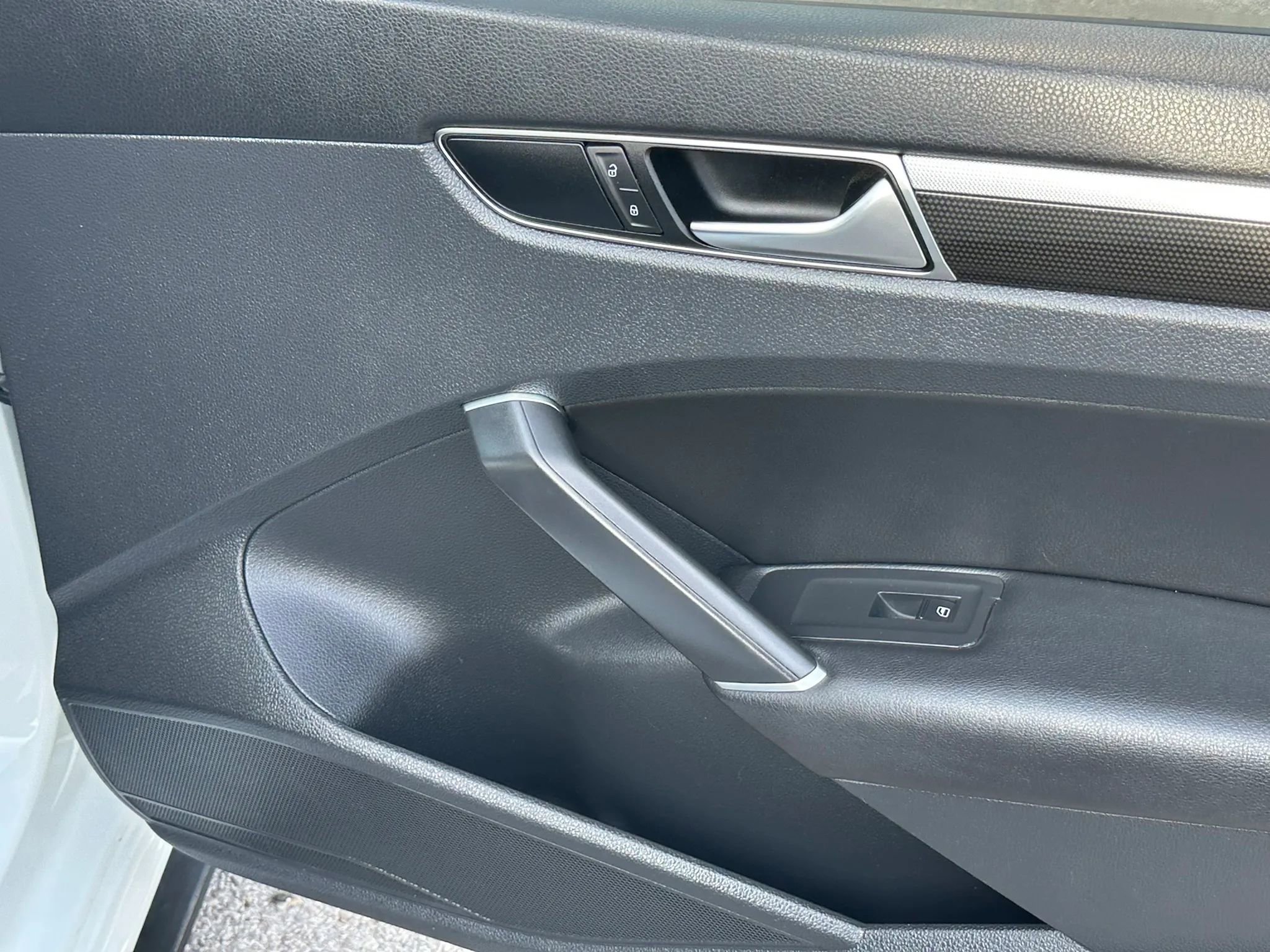 Used 2018 Volkswagen Passat GT image 16