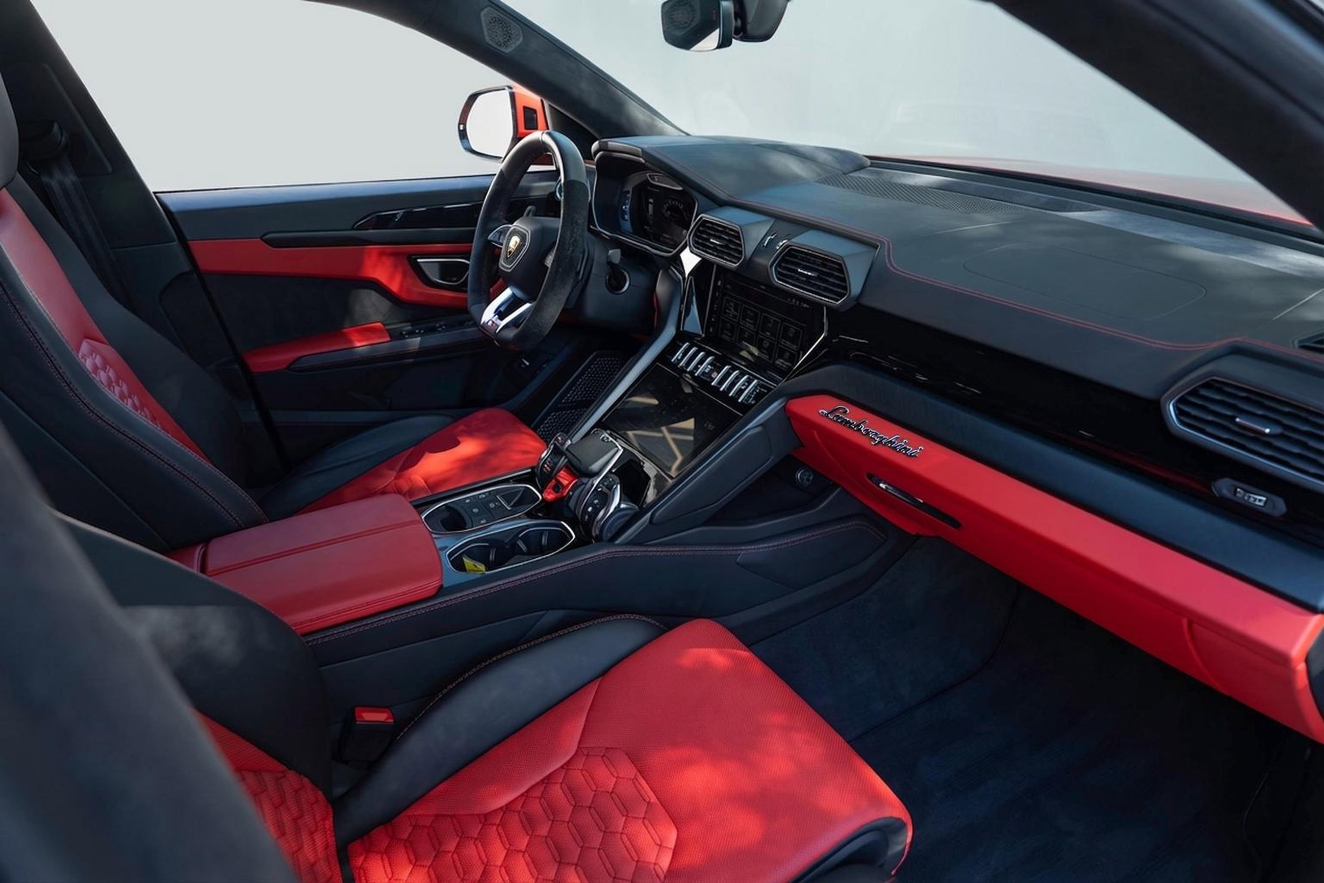 Used 2022 Lamborghini Urus AWD/4WD image 2
