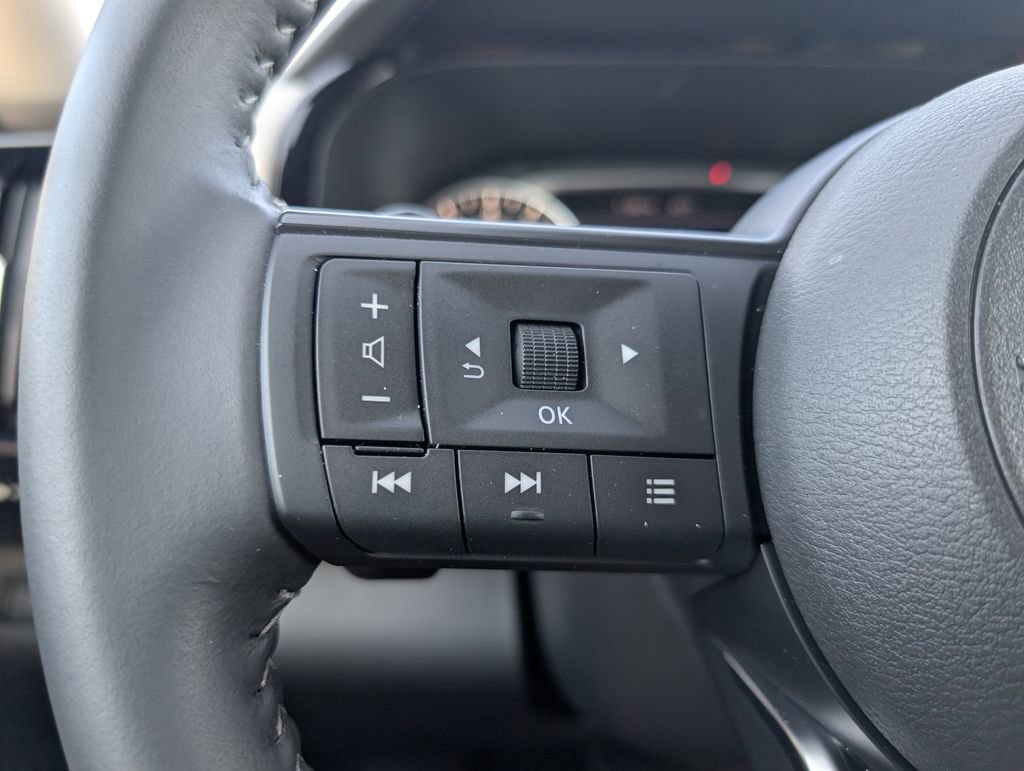 Used 2025 Nissan Pathfinder SV w/ SV Premium Package image 13