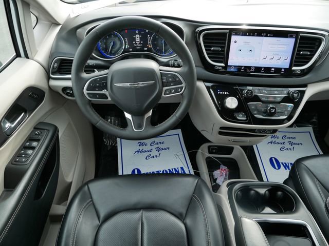 Used 2023 Chrysler Pacifica Touring-L image 9