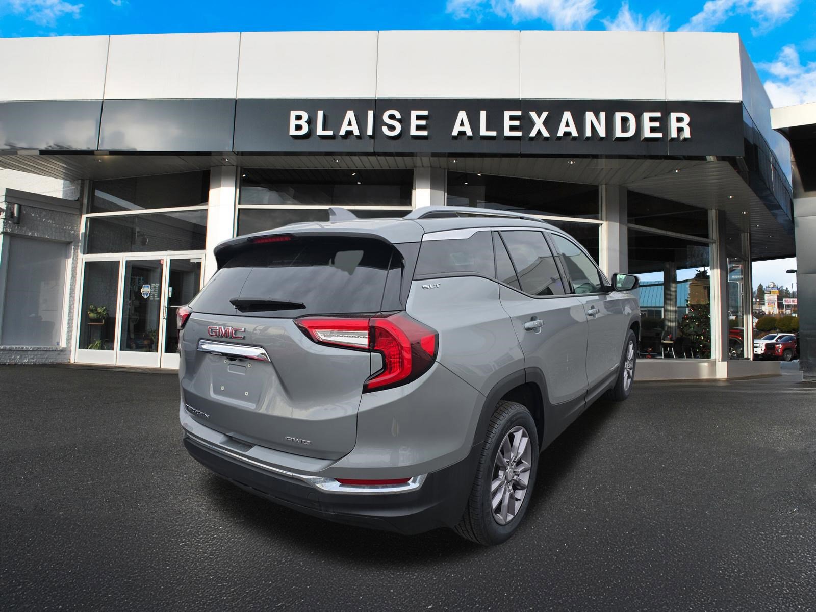 Used 2024 GMC Terrain SLT AWD/4WD image 3