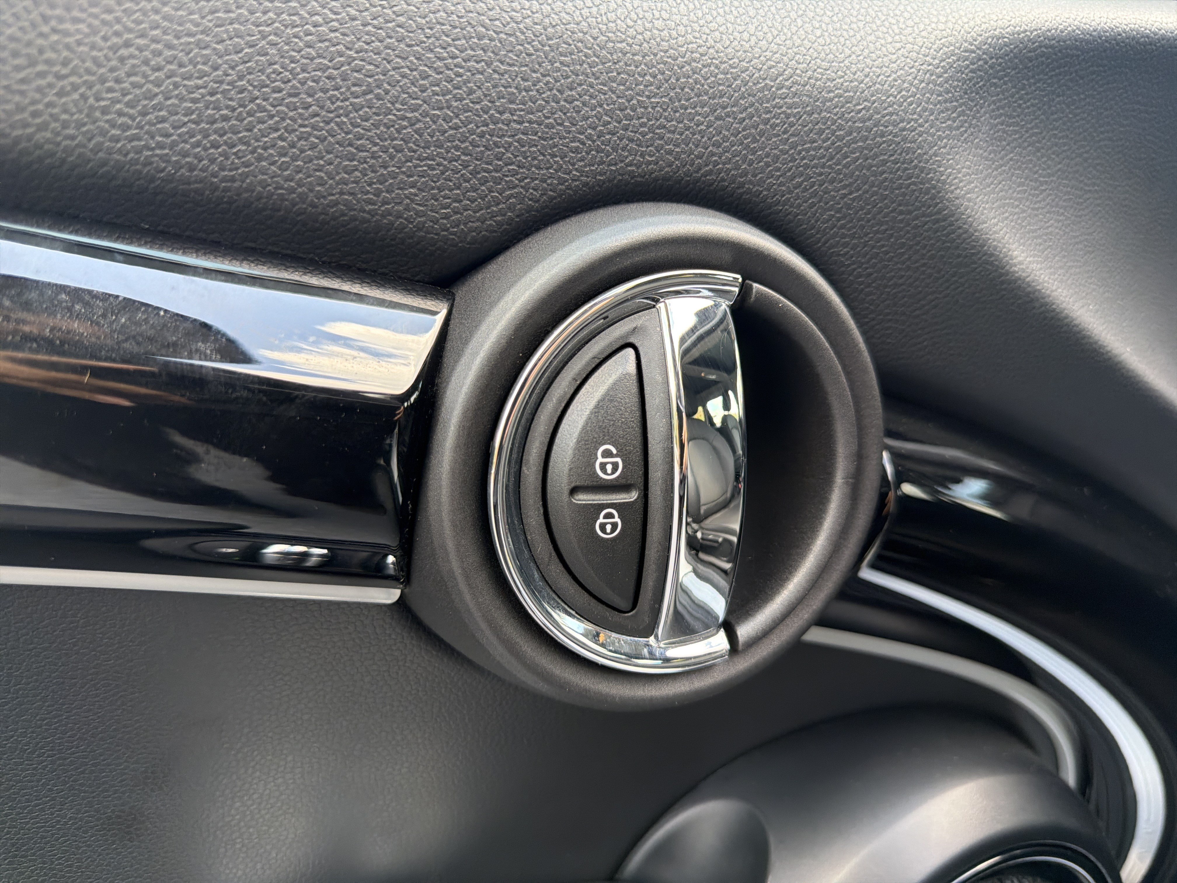 Used 2024 MINI Cooper 4-Door Hardtop FWD image 24