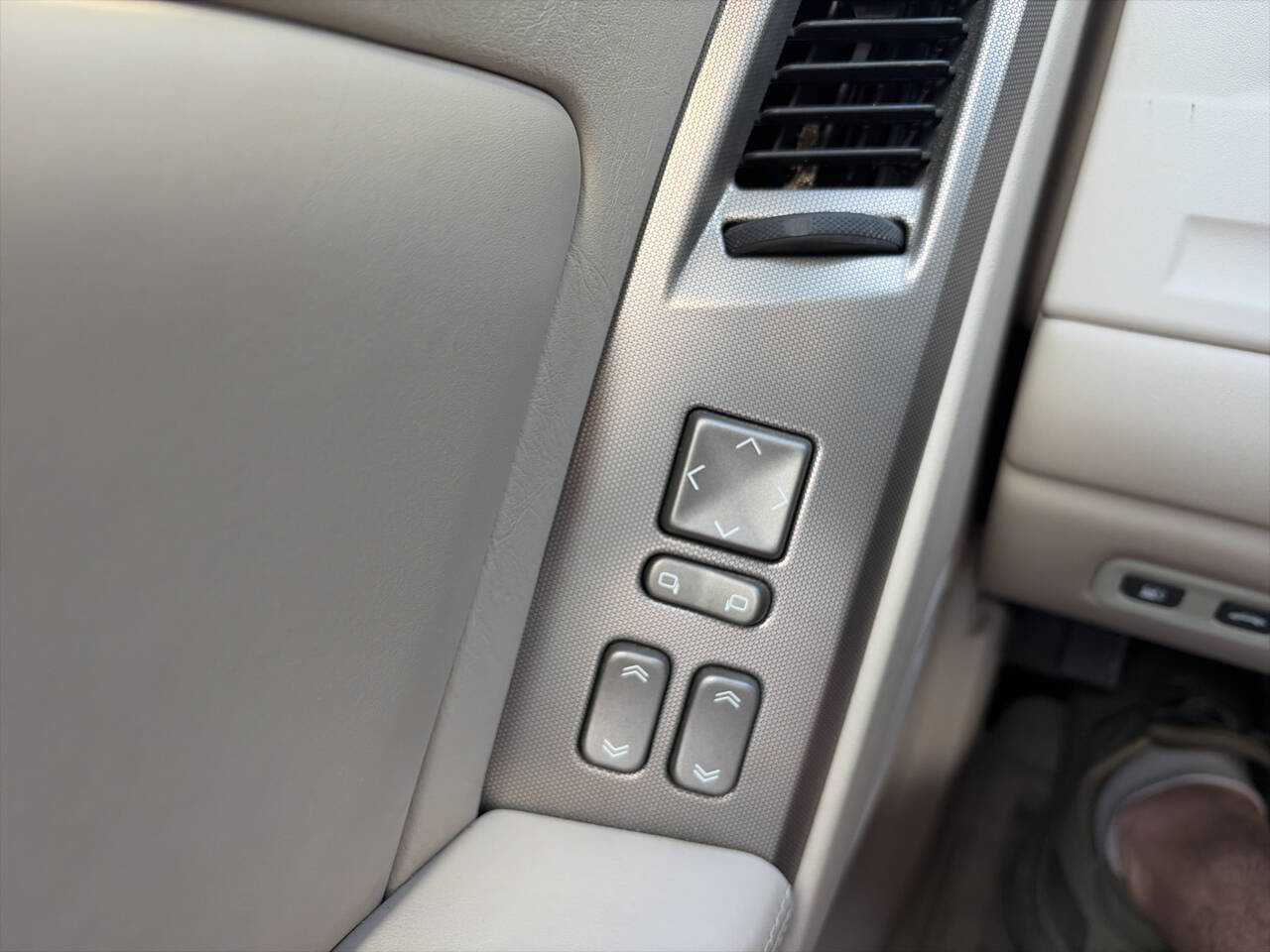 Used 2005 Cadillac XLR RWD image 41
