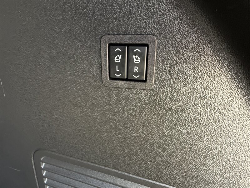 Used 2022 Buick Enclave Avenir w/ Avenir Technology Package AWD/4WD image 32