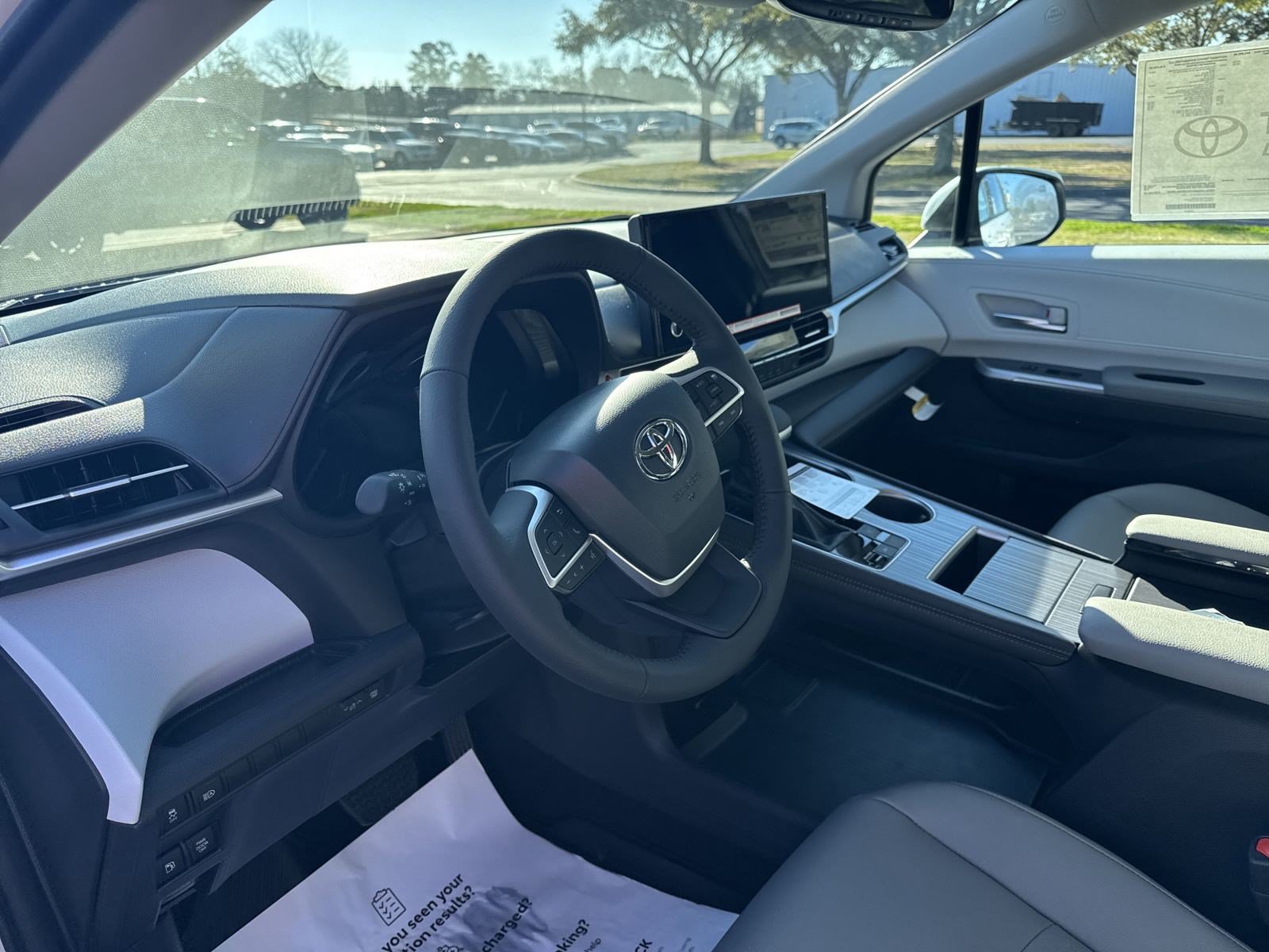 New 2025 Toyota Sienna XLE FWD image 15