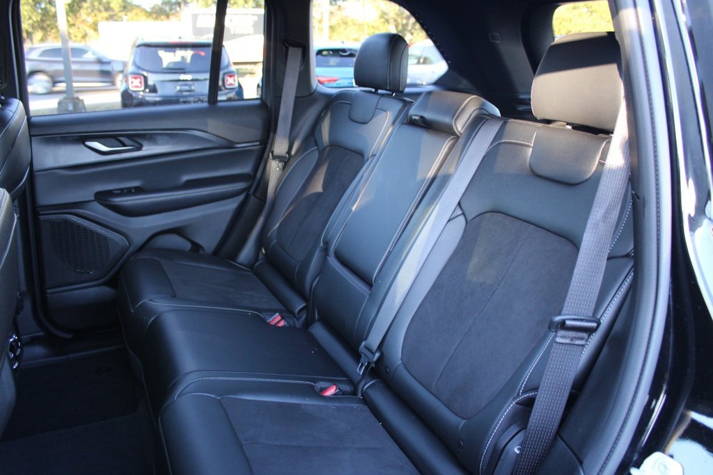 Used 2023 Jeep Grand Cherokee Altitude image 32