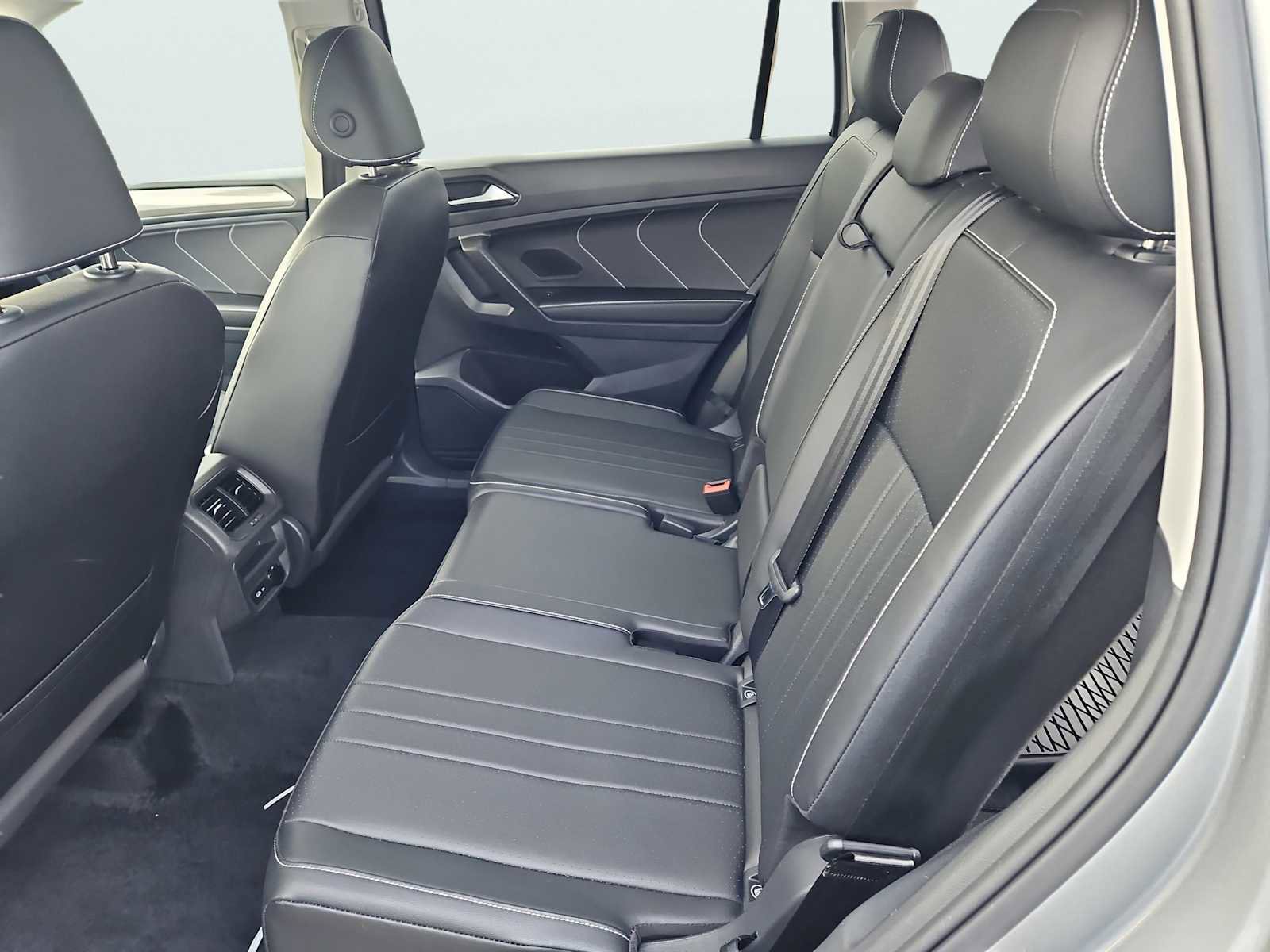 Used 2024 Volkswagen Tiguan Wolfsburg Edition image 31